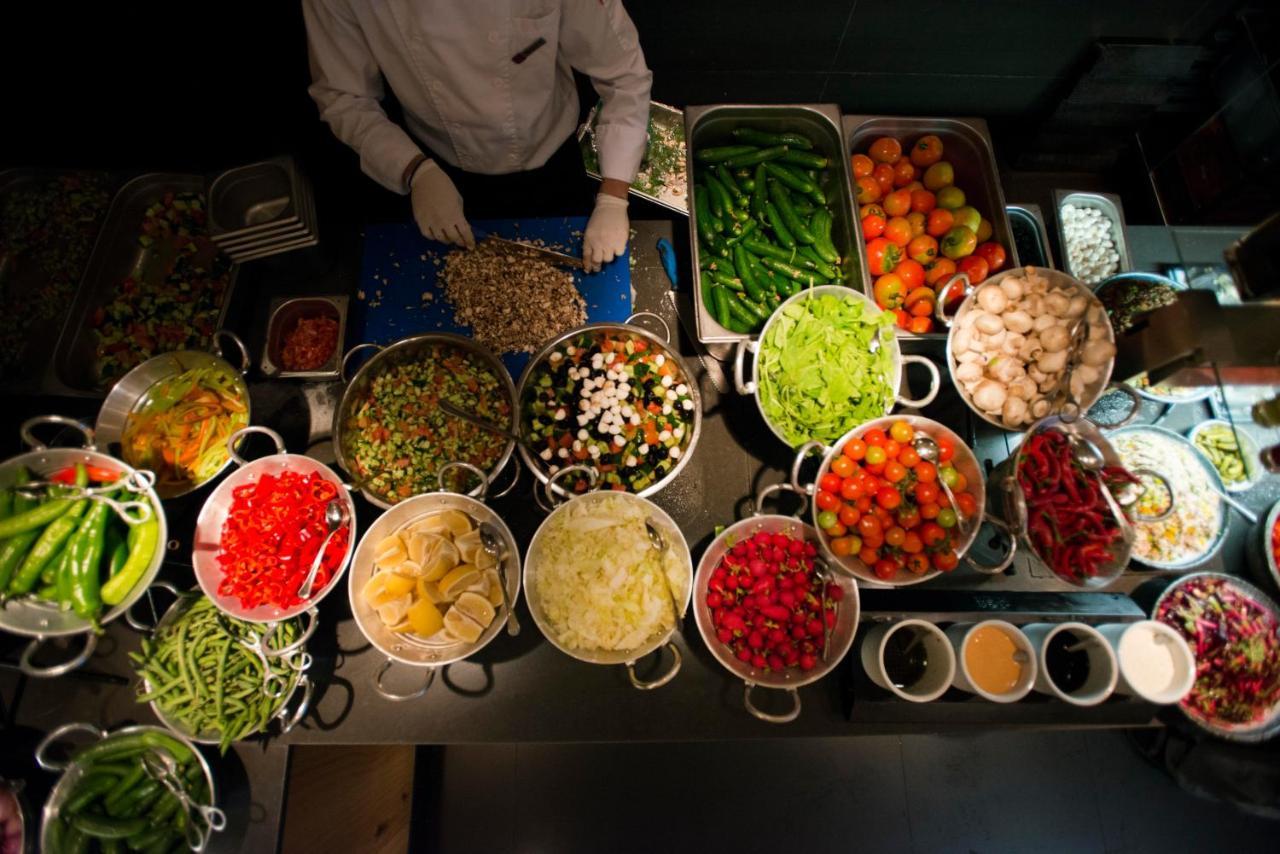 Cramim By Isrotel Exclusive Kiryat Anavim Luaran gambar A chef preparing ingredients for a meal